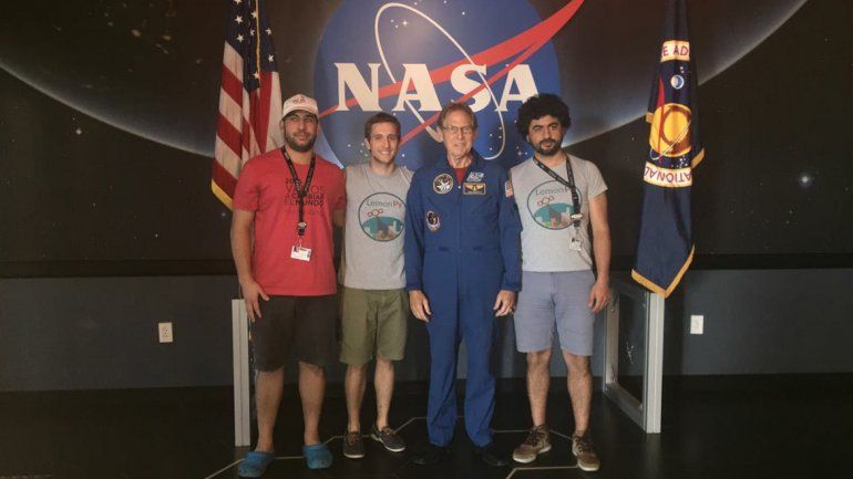 Franco Bellomo (remera roja) junto a sus compañeros del proyecto premiado y al ex astronauta Norman Thagard.&nbsp;