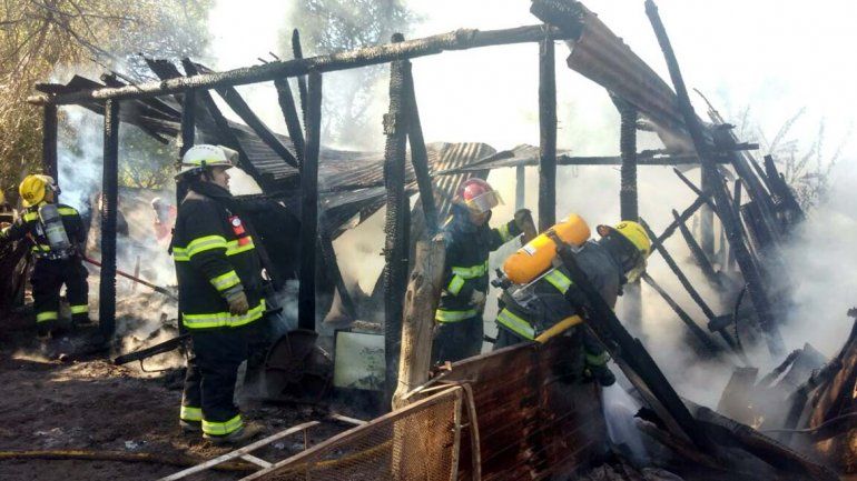 Un incendio consumió un galpón y un auto