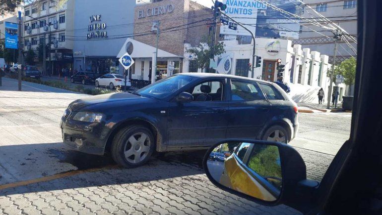 Borracho, en un Audi y en contramano, intentó cruzar la Avenida Argentina