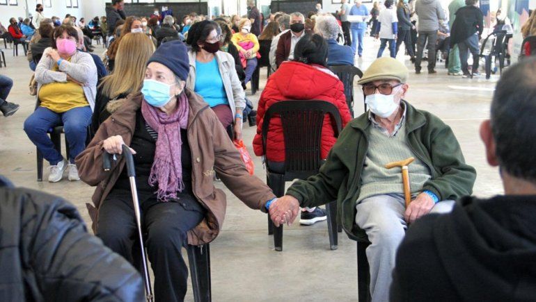 Covid-19: la tierna postal de una pareja de abuelos tomados de la mano mientras esperaban la vacuna