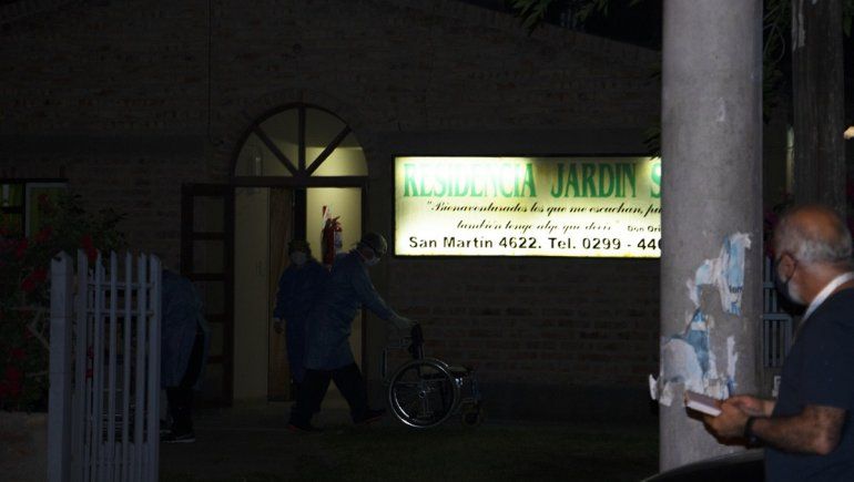 El brote de coronavirus en la residencia Jardín obligó a un operativo de traslado en la noche del martes