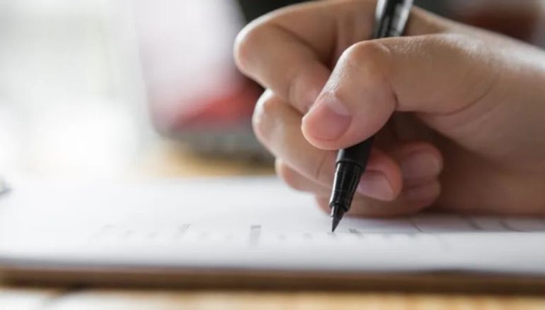 La elección entre una u otra responde más a cuestiones de estilo que de gramática.