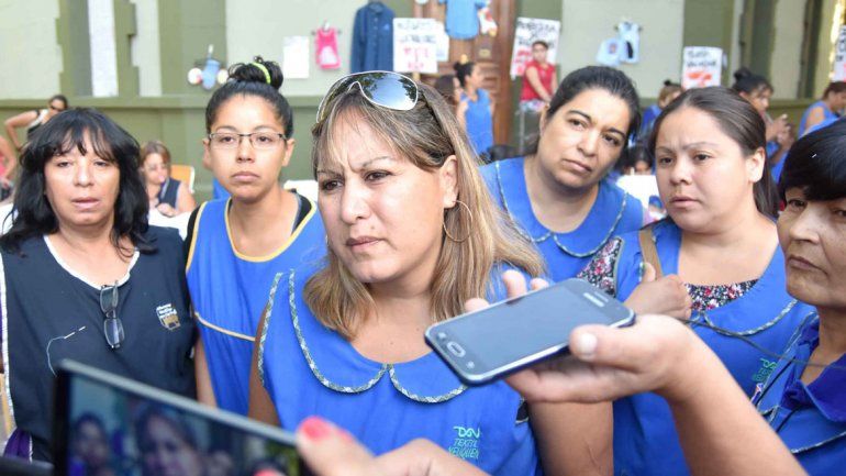 Las obreras despedidas de Textil Neuquén harán el corte a las 8.