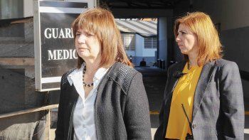La ministra Patricia Bullrich, ayer, al visitar al oficial internado. La ministra Patricia Bullrich, ayer, al visitar al oficial internado.