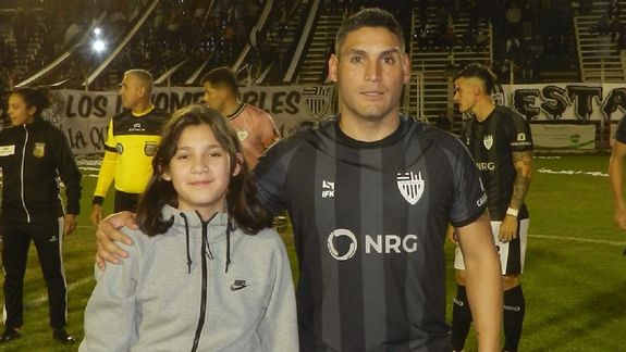 Henry Sáez junto a su hija en la previa del partido entre Cipolletti y Sol de Mayo. Fotos: gentileza Leo Sánchez, Cipo Pasión&nbsp;