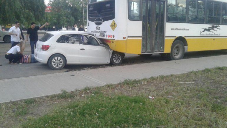 Se incrustó debajo de un Indalo que estaba estacionado