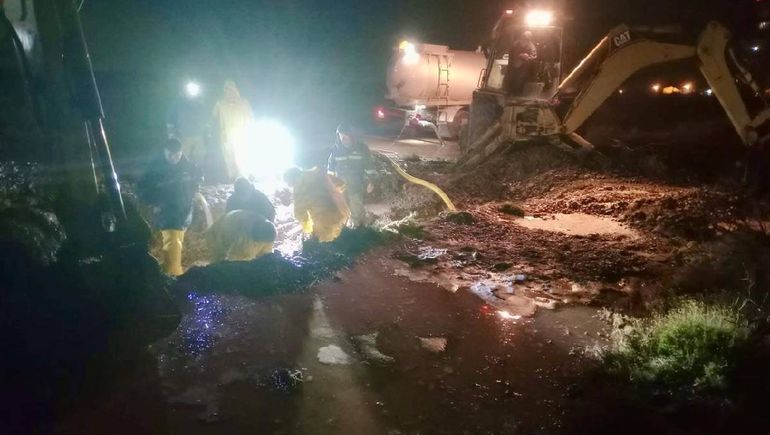 Los operarios trabajando a contrarreloj anoche para sellar la pérdida de un caño del nexo del acueducto Mari Menuco. Los operarios trabajando a contrarreloj anoche para sellar la pérdida de un caño del nexo del acueducto Mari Menuco.