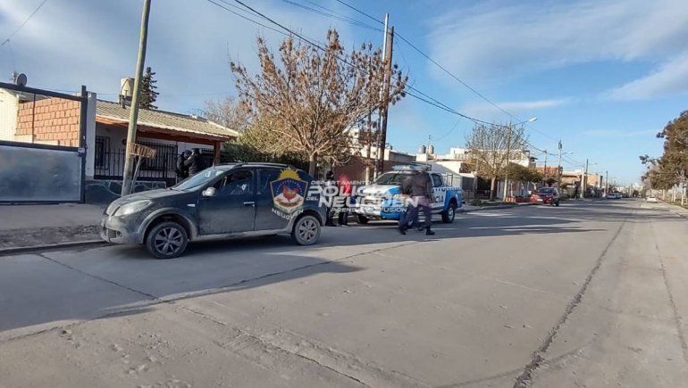 Cae pareja que robaba plantas en la plaza del barrio Unión de Mayo