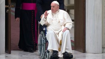 Francisco se mostró en una silla de ruedas y generó preocupación en el mundo