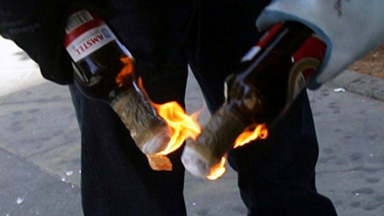 Dejaron una nota en la que le exigen que apruebe a todos.