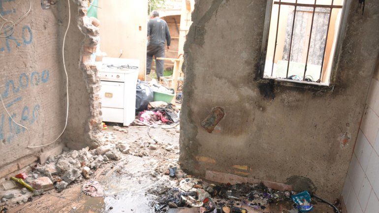 Las prendas destruidas por las llamas tras la discusión en la casa. La Policía y los bomberos tuvieron que intervenir para tratar de calmar a la mujer.