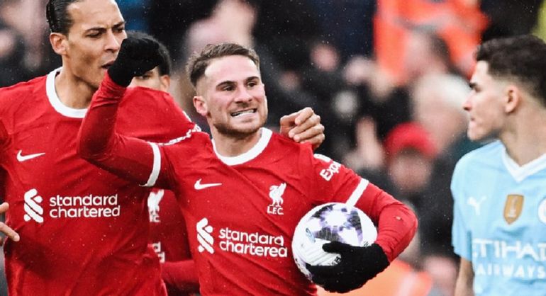 Alexis festeja su gol en el partidazo disputado este domingo. Julián se lamenta.&nbsp;