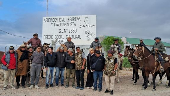 El grupo del Centro Folclórico Tierra y Tradición en Río Cuarto, poco antes de salir hacia Puerto Madryn para honrar a los héroes de Malvinas.
