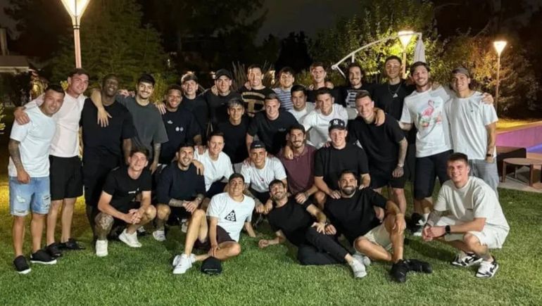 La particular cena del plantel de Boca en la casa de Leandro Paredes