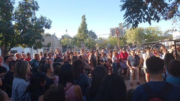 Estudiantes van al CPE para que arranquen las obras en la EPET 9