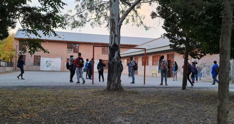 Los denunciados son tres estudiantes de 13 años. Sus madres ahora radicaron tres contradenuncias.&nbsp;