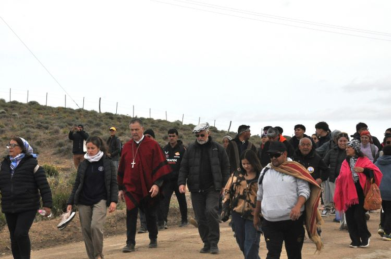 El cardenal Ángel Fernández Artime, junto al obispo de Neuquén, Fernando Croxatto, en una caminata a San Ignacio, donde se encuentran los restos de Ceferino Namuncurá.
