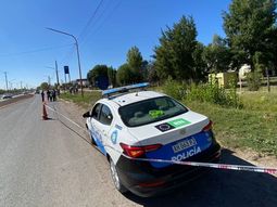 Un gran operativo policial se realiza en la zona del acceso oeste a Fernández Oro, donde encontraron un cadáver flotando en un canal. Un gran operativo policial se realiza en la zona del acceso oeste a Fernández Oro, donde encontraron un cadáver flotando en un canal.