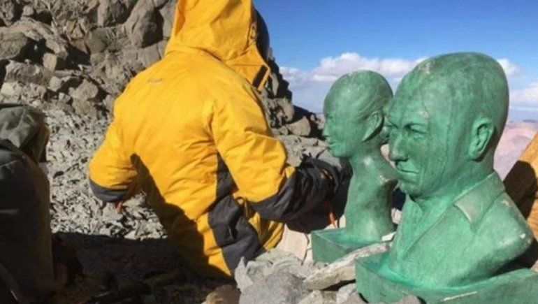 Ordenan bajar los bustos de Perón y Evita de la cima del Aconcagua