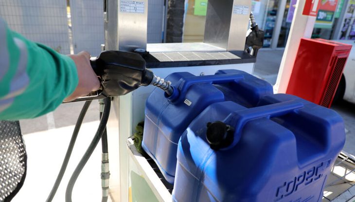 En 2010 el país transito una situación similar. La escasez de nafta se extendió durante casi 3 semanas y se agravó particularmente durante los festejos de las Fiestas de aquel año. En 2010 el país transito una situación similar. La escasez de nafta se extendió durante casi 3 semanas y se agravó particularmente durante los festejos de las Fiestas de aquel año.