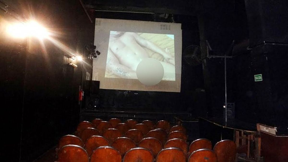 Cine porno permitía citas sexuales y lo clausuraron