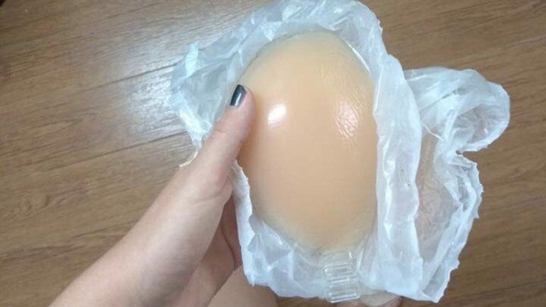 Confundió el corpiño de su hija con pollo y lo metió en el congelador