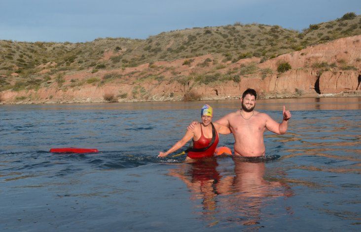 Desafían el frío y nadan todos los días en el Limay