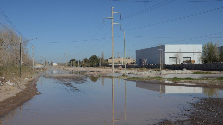 Una laguna natural por napas se desbordó en la calle Enrique Mosconi.