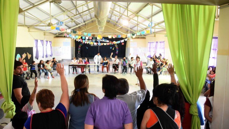 La comunidad educativa se reunió y decidió suspender las clases hasta el jueves.