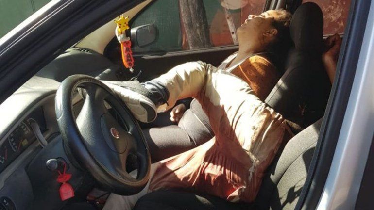 No se observó violencia externa en el coche en el que fueron halladas.