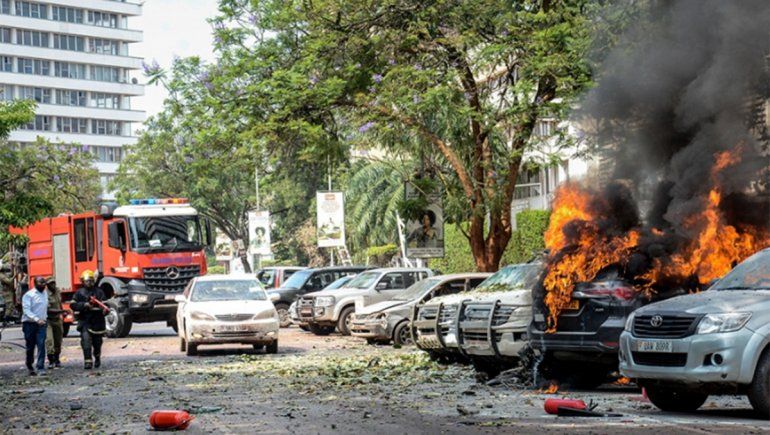 Seis muertos y decenas de heridos tras un doble atentado suicida en Uganda