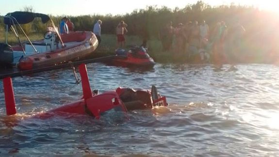 Un helicóptero cayó al río tras realizar varias maniobras imprudentes: un muerto y tres heridos