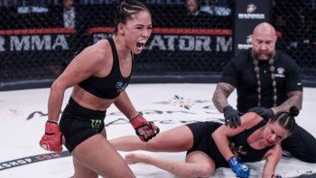 la noqueo, la insulto y festejo bailando la noqueo, la insulto y festejo bailando