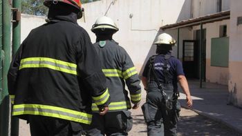 Los Bomberos Voluntarios de Centenario acudieron a la Escuela 360, por un llamado de emergencia en el que alertaban por olor a gas. (Foto: Gentileza Centenario Digital)