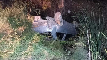dos vuelcos en pocas horas: tres heridos y un auto incrustado dentro de un desagüe dos vuelcos en pocas horas: tres heridos y un auto incrustado dentro de un desagüe