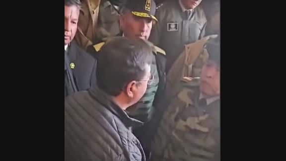 El momento en que el presidente Arce habla con Zuñiga para que retorne a los cuarteles.