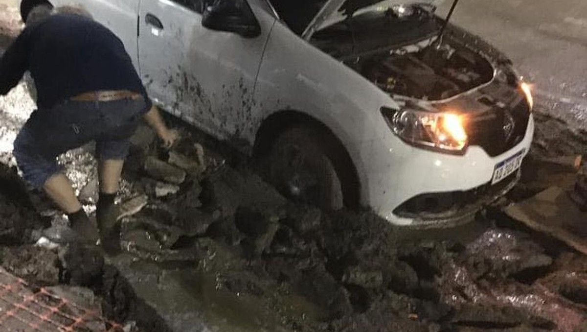Insólito: manejó varios metros en una calle recién asfaltada y se clavó