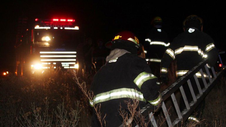 Por esquivar un auto en la Ruta 7, un conductor terminó en el desagüe