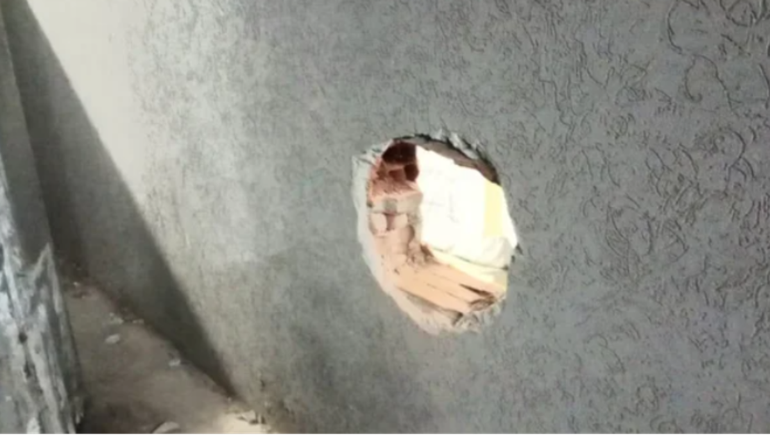 El nuevo ataque boquetero en Chubut salió a la luz cuando desde un consultorio psicológico contiguo a la financiera denunciaron que habían encontrado perforaciones en una pared. 
