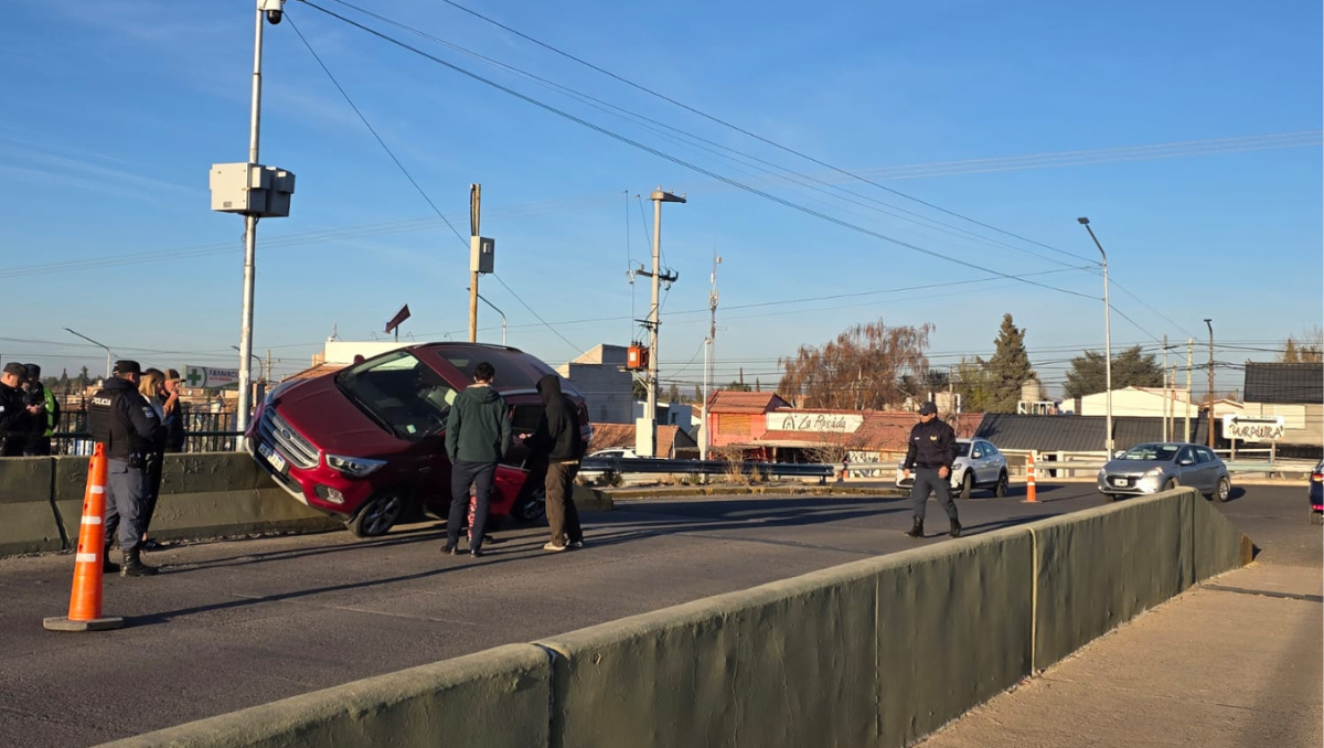 De no creer: así quedó un auto en uno de los puentes de Alta Barda sobre Ruta 7