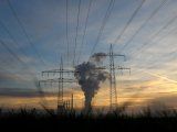 FOTO DE ARCHIVO: Dos torres del tendido eléctrico proveniente de la planta de carbón de Uniper en Hanau, Alemania, el 23 de noviembre de 2016. REUTERS/Kai Pfaffenbach