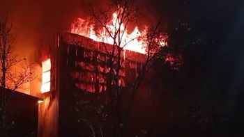 devastador incendio destruyo el galpon de la anonima de cipolletti devastador incendio destruyo el galpon de la anonima de cipolletti