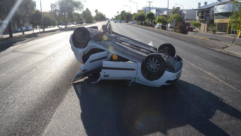 Impresionante accidente en la 22: cruzó un semáforo en rojo, la chocaron y volcó sobre la ruta
