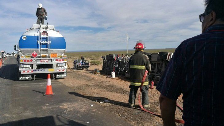 Camión volcó y derramó combustible en cercanías a Challacó