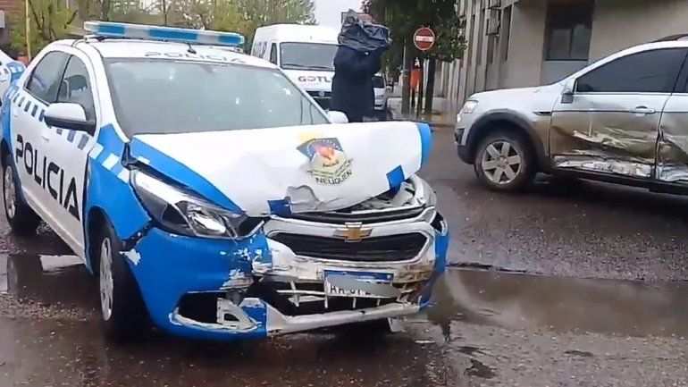Chocaron un patrullero y una camioneta en el Bajo