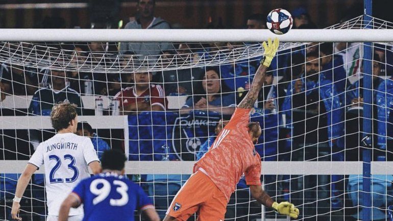 El líder en atajadas de la MLS es un neuquino valiente que luchó contra la discriminación