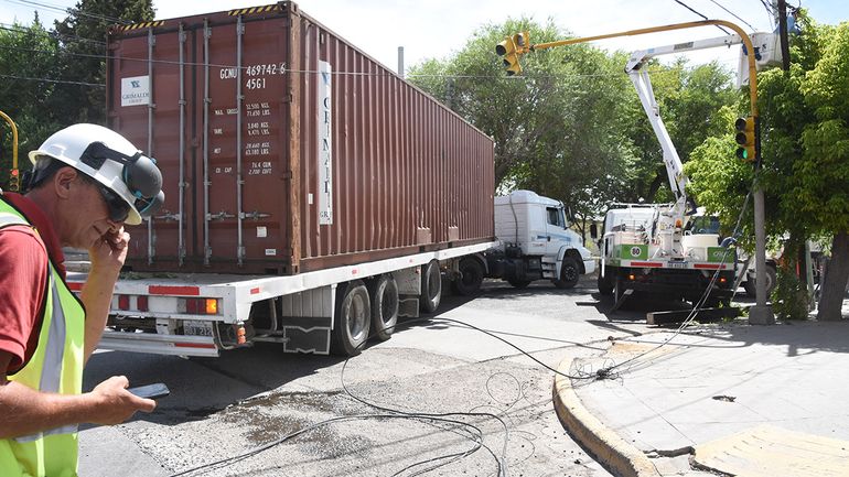 Camión se llevó puesta la fibra óptica y desconectó a una parte de la ciudad