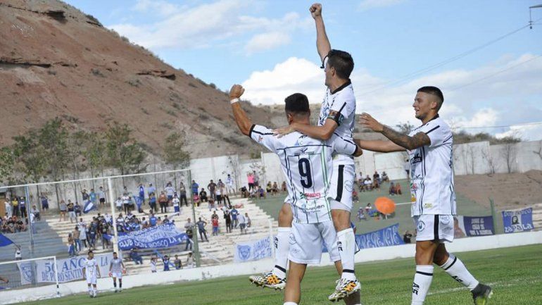Huguito Silva y uno de sus 100 gritos de gol con el Dino.