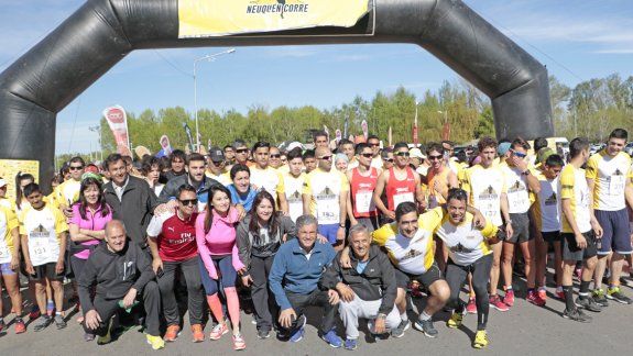 neuquen corre copo el rio limay con record de participantes