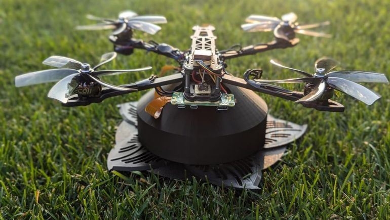 Este drone localiza y levanta el excremento de los perros. Este drone localiza y levanta el excremento de los perros.